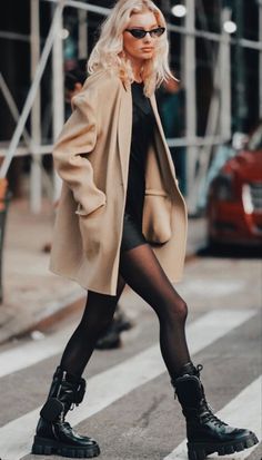 Combat Boot Outfit, Moda Grunge, Fall Fashion Coats, Coat Trends, Looks Street Style, Camel Coat, Inspired Outfits, Margot Robbie, 가을 패션