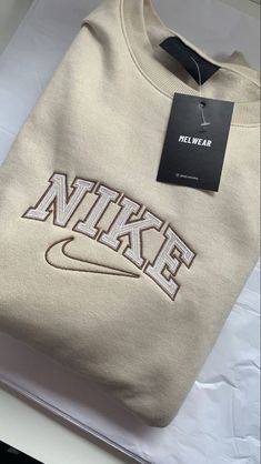 Nike Sweatshirts Vintage, Sweatshirts Nike, Vintage Nike Sweatshirt, Cute Nike Outfits, Nike Crewneck, Mens Casual Dress Outfits, Nike Pullover, Guys Clothing Styles, Nike Sweatshirt