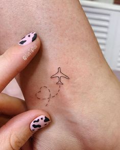 Tattoo Ideas Inspiration - Gillde | Design Inspiration Finger Tattoos Travel, Tattoo Ideas Inspiration, Ear Peircings, Small Matching Tattoos, Travel Tattoos, Beauty Tricks