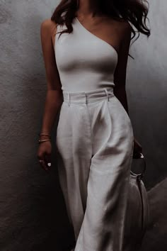 Hot Minimalist Outfit, Neutral Bodysuit Outfit, Sensual Outfit Casual, Dinner Outfit Summer Night Classy, Dinner Outfit Summer Night, Casual Business Outfits, Flowy Outfit, Casual Outfit Women, Casual Outfit For Women