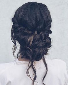 Messy Buns For Wedding, Bride Messy Bun Hairstyles, Saree Messy Bun Hairstyles, Messy Hair Bun For Wedding, Low Messy Bun Wedding Hair Indian, Indian Messy Bun Hairstyles, Traditional Messy Bun, Bun Hairstyle On Gown, Messy Bun For Wedding Indian