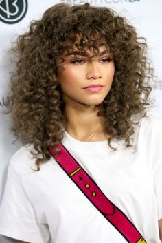 28 Glamorous Hairstyles to Show Off Your Curls #hair #hairstyles #curlyhairstyles #curlyhair Cute Haircuts, Curly Hair Styles Easy, Hair Styles 2017, Curly Hair With Bangs, Penteado Cabelo Curto, Curly Hair Care, Hairstyles For Round Faces, Curly Hair Cuts, Popular Hairstyles