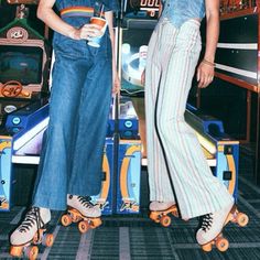 Roller Disco in Flares 70's Style Image via @thehippieshake 80’s Aesthetic, 70s Mode, Fashion 60s, Outfit Essentials, Roller Disco, Fotografi Vintage, 80s Vibes