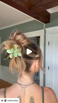 Hairstyles With Claw Clips Short Hair, Put Ups Hairstyles, Messi Bun, How To Wear Hair Clips, Bun Hacks, Claw Clip Hairstyles Short Hair, Easy Claw Clip Hairstyles, Easy Buns, Short Hair Updo Tutorial