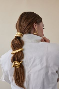 Introducing the reinvention of our best-selling Glossy Bar Barrette: the Hammered Bar Barrette. Crafted with an elevated and textured hammered finish, this modern and timeless hair accessory offers a luxurious and sophisticated touch to any look. Perfect for everyday wear, it makes an effortless statement with its classic silhouette and exquisite detail. Geometric Arch, Hair In A Ponytail, A Ponytail, Hair Rings, Elastic Hair Ties, Design Geometric, Vintage Mode, Metallic Hair, Scrunchie Hairstyles