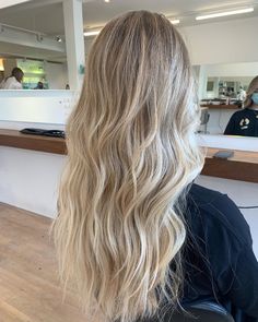 Sandy Blonde Root Smudge, Blonde Balayage With Root Shadow, Blended Sandy Blonde Hair, Sandy Blonde With Highlights, Scandi Blonde Highlights, Full Head Blonde Highlights Shadow Root, Shadow Root Blonde Highlights, Root Blend Blonde, Highlights Root Smudge