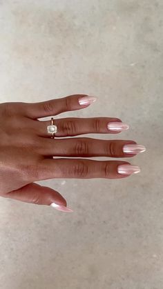 Nails That Make You Look Tan, Halle Sandberg Nails, Crome Nails Almond Short, Light Pink Chrome Nails Almond, Summery Nails 2024, Clean Summer Nails, Nails For Mexico Vacation, French Tip Dip Nails, Classic Summer Nails