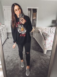 Comfy Fall Streetwear Outfits, Rock Mom Outfits, Edgy Granola Outfits, Skate Mom Style, All Black Fall Outfits Casual, Edgy Comfortable Outfits, Alternative Mom Fashion, Edgy Mom Aesthetic, Athletic Grunge Outfits