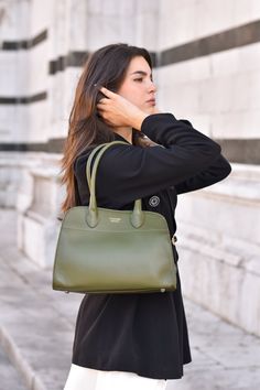 Borsa Genevieve in vera pelle Dollaro Made in Italy con tracolla e accessori color argento. La parte interna è composta da un grande scomparto principale con una tasca laterale portadocumenti/cellulare nella parte anteriore, mentre nella parte posteriore è presente un'ulteriore tasca laterale con chiusura a zip. -Materiale esterno: Vera pelle di vitello martellata (Dollaro) -Materiale hardware: Acciaio color argento -Materiale interno: Microfibra antistrappo -Materiale etichetta Voemièn interna: Saffiano Leather Tote With Zipper Closure, Classic Saffiano Leather Bag With Zipper Closure, Saffiano Leather Shoulder Bag With Zipper For Everyday Use, Everyday Saffiano Leather Shoulder Bag With Zipper, Rectangular Saffiano Leather Bag With Zipper, Elegant Saffiano Leather Bag With Zipper Closure, Green Textured Leather Bags For Work, Saffiano Leather Office Bags, Elegant Top Handle Shoulder Bag With Zipper Pocket