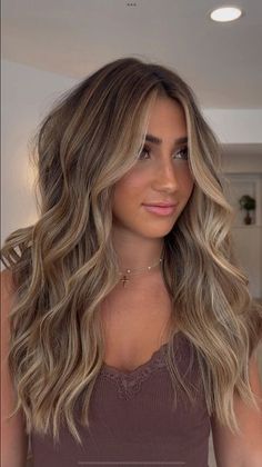 Fall Hair Dirty Blonde, Jenna Sinatra Hair, Hair Inspo Dirty Blonde, Dark Low Lights In Blonde Hair, Brown Roots With Blonde Ends, Carmel Highlights Brunettes, Dirty Blonde Hair With Brown Highlights, Glamour Blonde And Brunette, Haircut Ideas 2024