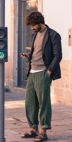 Crunchy Outfits Men, Minimalist Mens Outfits, Boho Men Style Winter, Hipster Guy, Slouchy Mens Fashion, Mens Crunchy Style, Granola Street Style Men, Men’s Outdoorsy Style, Mens Boho Fashion