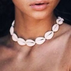 Brand New In Pack Chic White Jewelry For Vacation, Chic White Vacation Jewelry, Elegant Summer Beach Choker, Chic Handmade Beach Necklaces, Chic Handmade Necklaces, Chic Summer Necklaces For Vacation, Chic Beach Necklace For Summer, Trendy Shell Necklace For Vacation, Elegant Clavicle Chain Jewelry For Vacation