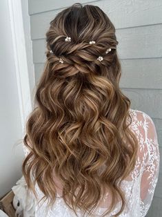 Pismo Pearl Hair Pins Trendy Wedding Hairstyles 2023, Pinned Back Bridal Hair, Half Up Half Down Wedding Hair With Pearls, Hair Styles With Pearls, Prom Hairstyles Half Up Half Down Curly, Bridal Hair With Pearls, Wedding Hair With Pearls, Bridal Hair Pearls, Pearl Hairstyles