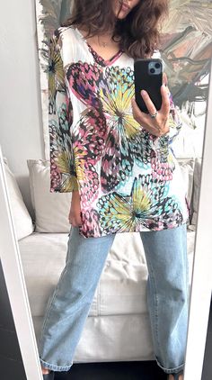 It's a Vintage beautiful white and colorful butterfly print blouse. V neck. Long sleeved. White background. Lightweight. Size: L. Great vintage condition. Model's height: 5'8 / 178 cm / Size S. MEASUREMENTS: Shoulders: 15 inch / 39 cm. Sleeve: 22 inch / 57 cm. Bust doubled: 44 inch / 114 cm. Length: 33 inch / 85 cm. Worldwide shipping. Shipping takes to: USA 7-14 days.  EU 4-7 days. Others countries 7-14 days. Summer Butterfly Sleeve Printed Blouse, Summer Printed Blouse With Butterfly Sleeves, Casual Printed Blouse With Butterfly Sleeves, Spring Floral Print Blouse With Butterfly Sleeves, White Tops With Vibrant Spring Print, White Tops With Vibrant Print For Spring, Spring Printed Blouse With Butterfly Sleeves, White Top With Vibrant Spring Print, Spring Blouse With Printed Butterfly Sleeves