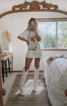 Yaught Club Outfit, Boho Cute Outfits, Western Vacation Outfits, Trendy Country Outfits, Boho Club Outfit, Wefest Outfits, Elton John Concert Outfit Women, Country Concert Outfit White Boots, Outfits For Nashville Trip Summer