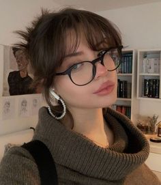 Classy Glasses, Glasses Inspiration, Big Glasses, Cute Glasses, Wearing Glasses, Foto Ideas Instagram, Girls With Glasses