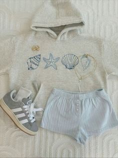 Beachy Core Outfits, Cute Travel Fits, Brandy Melville Wishlist, Outfit Ideas Beachy, Beachy Aesthetic Clothes, Outfit Ideas Brandy Melville, 65 Degree Weather Outfit, Costal Outfit