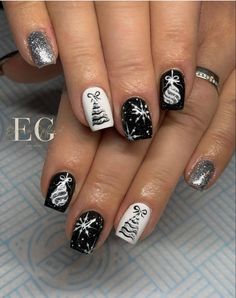 White Christmas Nail Designs, Black Nail Art Designs, Classic Nail Art, Red And Gold Nails, Christmas Nail Ideas, Christmas Tree Nails, Black And White Christmas, Fall Nail Art Designs