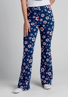 It’s bloom season, and these navy blue flare pants from our ModCloth namesake label are flourishing in white daisies with red and yellow centers scattered all over! Made from a stretchy denim fabric, this adorable pair of flare jeans boast a 5-pocket design, and they are ideal for rocking a 70s-inspired style. Navy Blue Flare Pants, Blue Flare Pants, 1960s Pants, Vintage Style Swimwear, 1960s Outfits, Casual Dresses Plus Size, Outfits 70s, 70s Outfits, Midi Dress Plus Size