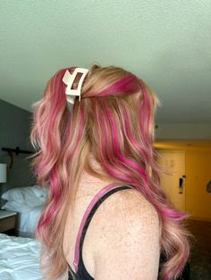 Blonde Hair Y2k, Hair Pink Streaks, Red Hair With Pink Highlights, Pink Hair Blonde, Hair With Pink Highlights, Pink Hair Streaks, Pink Hair Highlights, Hair Y2k, Hair Color Idea