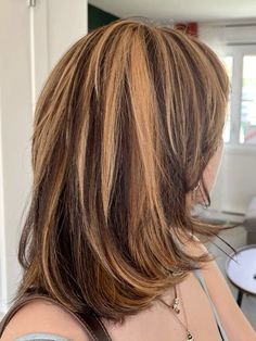 Highlights Brown Hair Wavy Natural, Warm Hair Highlights, Chunky Ginger Highlights, Hair Dye Ideas For Dirty Blonde, Carmel Highlights On Light Brown Hair, Calico Nails, Subtle Calico Hair, Chunky Highlights For Brown Hair