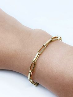 14K Gold Paperclip Bracelet/Genuine Gold Paperclip Bracelet/Rectangle Chain/Elongated Bracelet/Open Link Chain Bracelet/Paperclip Bracelet Simplicity at its finest! Wear it alone or layer it other bracelets. Either way, you're going to look and feel fantastic! This is going to be the hottest chain for this summer! Perfect weight for all-day use! An old school classic chain bracelet you never have to take off! PRODUCT DETAILS Made to order Gold:14K Solid Gold Choice of Gold: Yellow Gold, White Go Everyday Bracelets, Bracelet Boyfriend, Amethyst Ring Vintage, Gold Bracelet Simple, Paperclip Bracelet, Solid Gold Bracelet, Everyday Bracelet, Bracelet Minimalist, Link Chain Bracelet