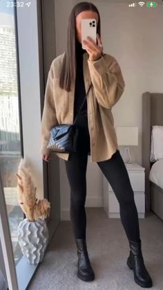 Winteroutfits Chic, Fall California, Clothing Basics, Aesthetic Overalls, Australian Winter, Pumpkin Stand, Ireland Fashion, Chique Outfit, Look Legging