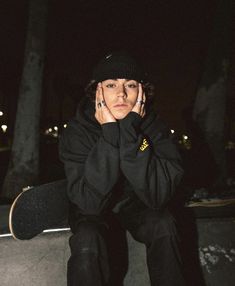 Skater Portrait Photography, Grunge Skater Boy, Male Skater Aesthetic, Guy With Skateboard, Poses With Skateboard Men, Skateboarding Photography, Skateboard Aesthetic Boy, Skate At Night, Grunge Portrait