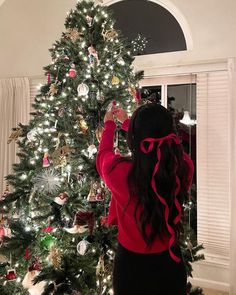 LEIA BATULA on Instagram: "merriest day of the year 🤍" Cute Christmas Party Outfits, Christmas Fashion Photography, Christmas Poses, Xmas Pictures, Merry Christmas Photos, Christmas Party Outfit, Classy Christmas, Christmas Hairstyles, Christmas Party Outfits