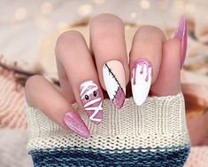 Pink Nails For Halloween, Halloween Queen Of Hearts Nails, Milky White Nails Halloween, Mauve Halloween Nails, Easy Nail Art For Halloween, Flirty Nails Designs, Nude Halloween Nails Short, Pink White Halloween Nails, Stamp Art Nails