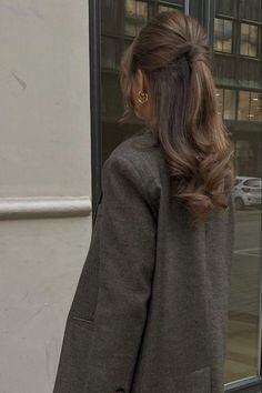 Classic Brown Hair Color, Winter Hair Lengths, Glaze Before And After Hair, Tip Out Highlights, Dark Brown Hair With Highlights Low Maintenance, Long Bridal Hair With Flowers, Vintage Brunette Hair, Vintage Haircut For Long Hair, Classy Brown Hair