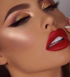 Prom Lips, Smokey Eyes Tutorial, Amazing Wedding Makeup, Gorgeous Wedding Makeup, Purple Eye Makeup, Wedding Makeup Tips, Prom Makeup Looks, Dance Makeup, Wedding Makeup Looks