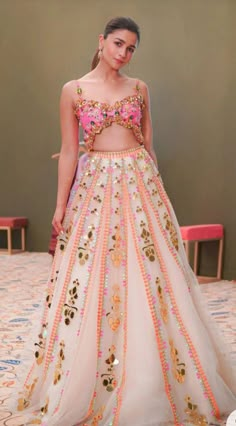 Pink Haldi Outfits For Bride, Haldi Carnival Outfit, Lehenga Picture Ideas, Pink Haldi Outfit, Haldi Outfits For Bride, Pastel Pink Lehenga, Shadi Season, Haldi Outfit Ideas