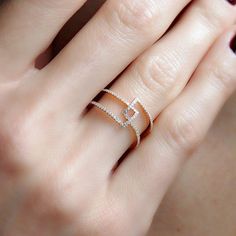 خواتم خطوبة, Engagement Ring Rose Gold, Gold Rings Fashion, Gold Rings Jewelry, Gold Ring Designs, Midi Rings, Finger Rings, Jewelry Design Necklace, Fashion Ring