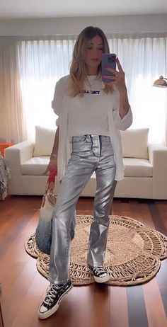 Silver Pink Outfit, Styling Silver Pants, Silver Pants Outfit Casual, Silver Leather Pants Outfit, Silver Trousers, Paris Outfit Ideas, Elegantes Outfit Damen