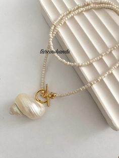 Natural seashell seed bead necklace with gold plated toggle clasp🐚Dainty necklaces that you can present to yourself or your loved ones on special occasions. All devices are gold plated and do not cause allergies. Necklaces are shipped in a box. Thanks for visiting my shop. If you have any questions, please feel free to ask. Best regards🌸 https://tarcinshands.etsy.com Summer Bead Necklace, Sea Shell Necklace, Aesthetic Necklace, Dainty Necklaces, Autumn Necklace, Chrismas Gifts, Jewelry Aesthetic, Seashell Jewelry, Toggle Necklace