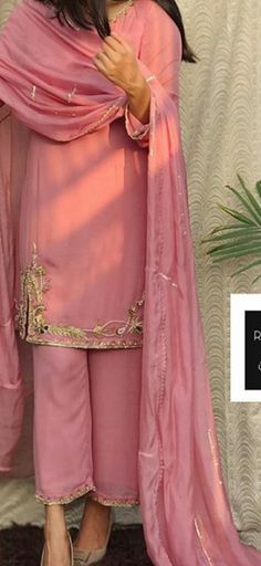 Punjabi Suit Stitching Style, Punjabi Wedding Suit Bridesmaid, Girlish Punjabi Suits Designs, Pink Punjabi Suit Party Wear, Light Pink Suits Women Indian, Girlish Suits Designs, Suit Stiching Ideas Indian, Peach Colour Suit, Pink Pakistani Suit