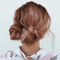 Browse these easy and beautiful hairstyles for work and all of my favorite work hairstyles here! #workhairstyles #hairstylesforwork Hair In A Bun, A Messy Bun, Up Dos For Medium Hair, Updos For Medium Length Hair, Messy Bun Hairstyles, Work Hairstyles, Messy Hair