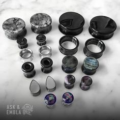 there are many different types of rings on the counter top, including one with marble