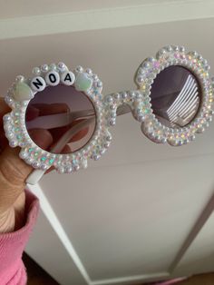 White flower shaped frames embellished with pearls and crystals. Bridal Party Sunglasses, Married In Vegas, Wedding Sunglasses, Personalized Sunglasses, Party Sunglasses, Large Weddings, Personalised Kids, Home Wedding, White Flower