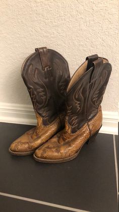 Vintage snake skin and leather women's cowboy boots. Size 26 (Mexico) or US 7. In great condition! Women's Cowboy Boots, Cowboy Vintage, Leather Cowboy Boots, Cowboy Boots Women, Cowboy Western, Cow Boy, Western Cowboy Boots, Western Cowboy, Western Boots