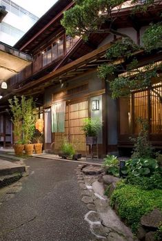 Japanese Style Homes Interiors, Japanese Restaurant Exterior, Japanese Exterior Design, Japanese Backyard, Japanese Exterior, Red Bedroom Decor, Japanese Countryside, Restaurant Exterior