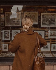 Art Academia, Jonathan Safran Foer, Winter Ootd, Foto Poses, Dark Academia Aesthetic, Trik Fotografi, Minimal Chic, Beige Aesthetic, Winter Trends