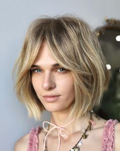 20 Face-Framing Bob Haircuts That Will Make You Ditch Long Hair Bob Riccio, Platinum Blonde Bobs, Classic Bob Haircut, Short Shaggy Haircuts, Layered Bob Haircuts, Shaggy Haircuts, Corte Bob, Bob Haircut With Bangs, Layered Bob