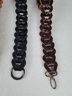 Leather Bag Straps Ideas, Diy Purse Handles, Diy Crochet Purse, Iphone Purse, Winter Purses, Bag Accessories Diy, Tan Leather Handbags, Leather Keychains, Creative Bag