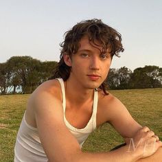 Gay Hairstyles, 80s Mullet, 80s Hair, Hair Icon, Troye Sivan, Long Curly