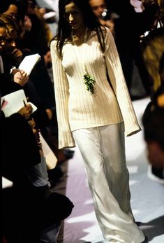 Maison Margiela Spring 1993 Ready-to-Wear collection, runway looks, beauty, models, and reviews. Repurposed Clothing, Mode Inspo, Fashion History, Autumn Winter Fashion