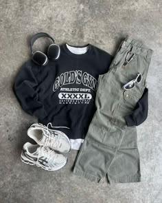 Styling Green Sweater, Clothing Ideas School, Men’s Sporty Style, Clothing Mens Style, Men Gym Outfits Aesthetic, Guys Clothing Styles Fall, Good Fits For Guys, Outfit Layed Out, Masc Winter Fits