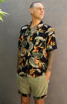 Discover our Hawaii men's shirt short sleeves in black, inspired by the tropical beauty of Bali. Crafted from lightweight viscose, this casual short-sleeved button-down Hawaiian shirt is perfect for a relaxed boho look. Bring a piece of holiday feeling into your wardrobe and enjoy the summer flair, no matter where you are. - Loosely cut, short-sleeved men's shirt with chest pocket made of light and soft viscose. - Eye-catching leaf print. - Buttons are made from upcycled coconut shell. - Kent co Black Short Sleeve Summer Shirt, Black Floral Print Shirt For Summer, Black Short Sleeve Shirt For Summer, Black Relaxed Fit Short Sleeve Shirt For Summer, Black Relaxed Fit Shirt For Vacation, Black Short Sleeve Summer Top, Black Hawaiian Shirt For Summer Vacation, Black Hawaiian Shirt For Vacation, Black Summer Shirt For The Beach