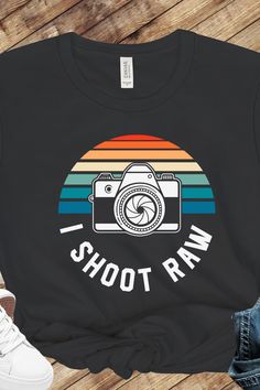 Camera Sunset Graphic Tee - Photographer Gift - Vintage Camera Shirt - Women's Tshirt - Photography Shirt - Gift for Her Camera Shirt Design, T Shirt Design Photography, Photographer T Shirt Design, Photographer Tshirt, Photography Shirt, Shirt Photography, T-shirt Photography, Photography Shirts, Sunset Graphic